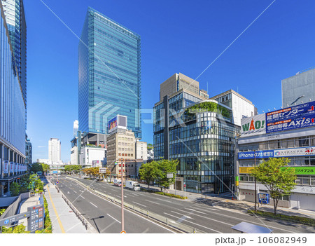 大阪・梅田　芝田1交差点付近　早朝 106082949