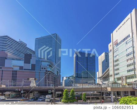 大阪駅周辺　阪急・阪神・大丸が同時に見える風景 106082951