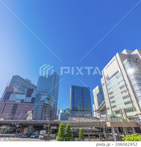 大阪駅周辺　阪急・阪神・大丸が同時に見える風景 106082952