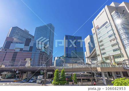 大阪駅周辺　阪急・阪神・大丸が同時に見える風景 106082953