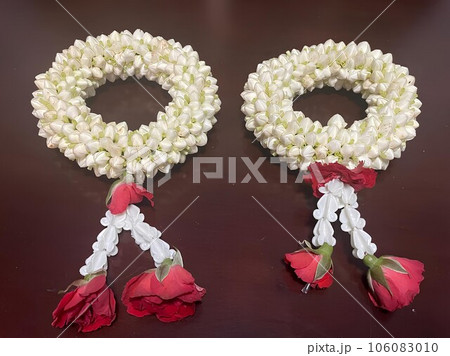 beautiful garland with red roses 106083010
