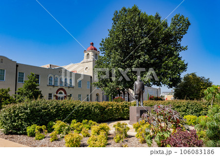 Sunny exterior view of the Ponca City City Hall 106083186