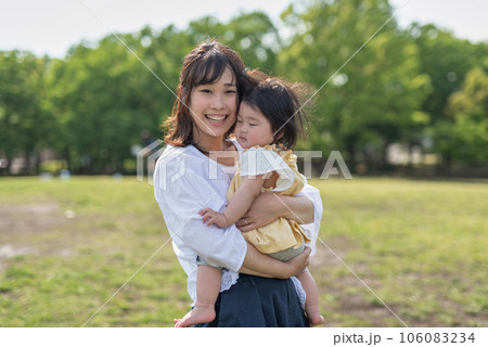 公園で赤ちゃんを抱っこするお母さん 106083234