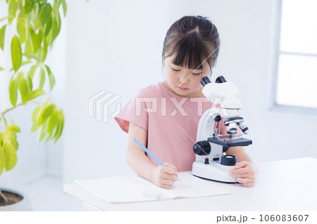 顕微鏡で勉強する小学生の女の子 106083607