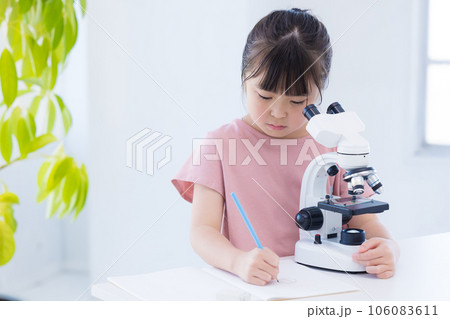 顕微鏡で勉強する小学生の女の子 106083611