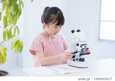 顕微鏡で勉強する小学生の女の子 106083617