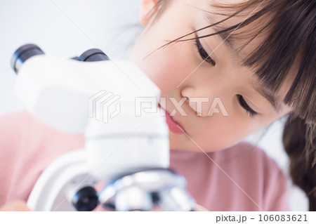 顕微鏡で勉強する小学生の女の子 顕微鏡で勉強する小学生の女の子 106083621