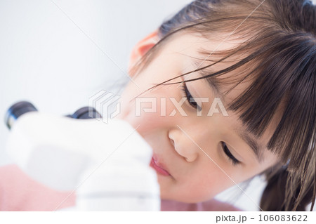 顕微鏡で勉強する小学生の女の子 106083622