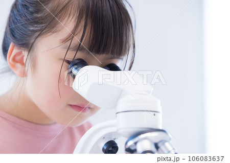 顕微鏡で勉強する小学生の女の子 顕微鏡で勉強する小学生の女の子 106083637