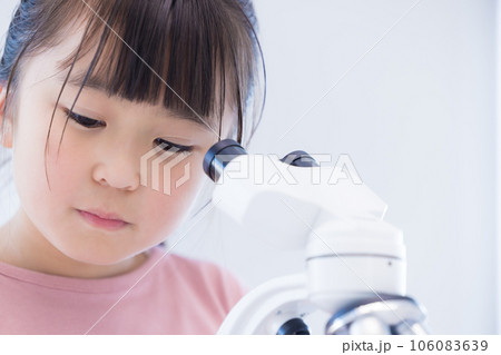 顕微鏡で勉強する小学生の女の子 106083639