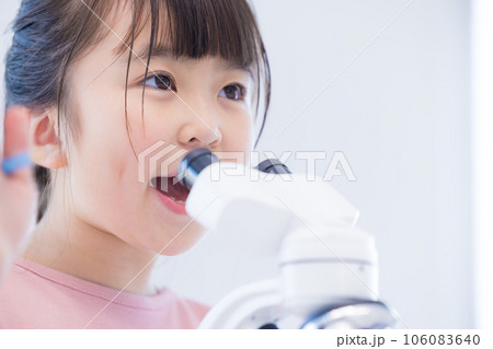 顕微鏡で勉強する小学生の女の子 顕微鏡で勉強する小学生の女の子 106083640
