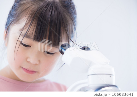 顕微鏡で勉強する小学生の女の子 106083641