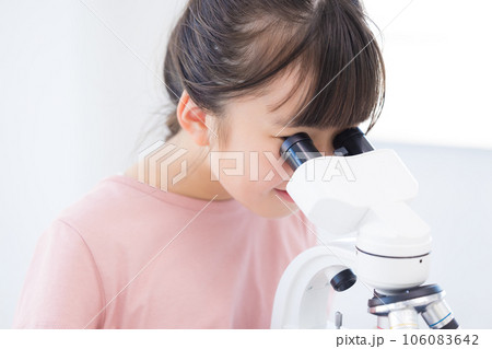 顕微鏡で勉強する小学生の女の子 顕微鏡で勉強する小学生の女の子 106083642