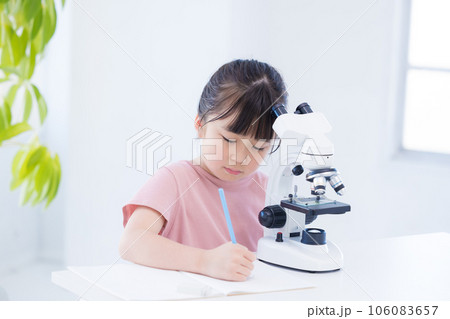 顕微鏡で勉強する小学生の女の子 106083657