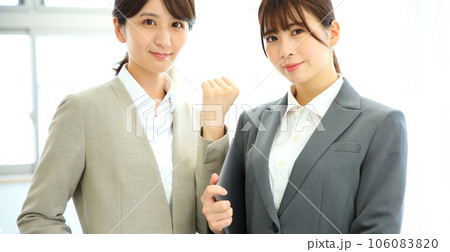 やる気が感じられる先輩と後輩のイメージ やる気が感じられる先輩と後輩のイメージ 106083820