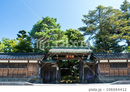晴れの青空と松任ふるさと館の外観イメージ｜紫雲園イメージ｜観光イメージ｜石川県白山市 106084412
