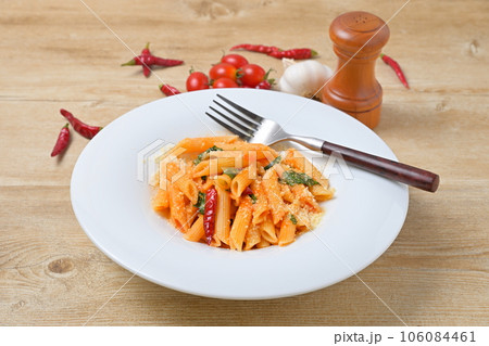イタリア料理、イタリアンのペンネアラビアータ、ペンネ・アラビアータ。トマトソースと唐辛子と粉チーズ。 イタリア料理、イタリアンのペンネアラビアータ、ペンネ・アラビアータ。トマトソースと唐辛子と粉チーズ。 106084461