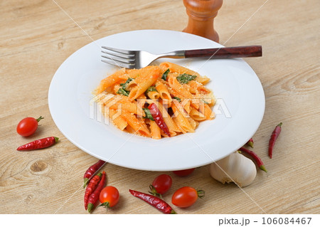イタリア料理、イタリアンのペンネアラビアータ、ペンネ・アラビアータ。トマトソースと唐辛子と粉チーズ。 イタリア料理、イタリアンのペンネアラビアータ、ペンネ・アラビアータ。トマトソースと唐辛子と粉チーズ。 106084467