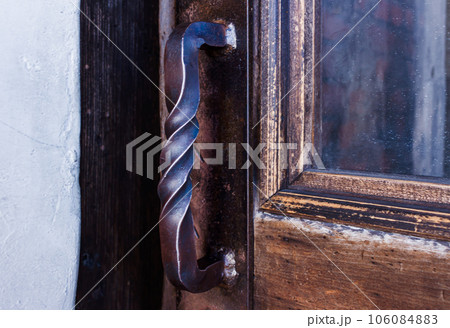 有名なレストランのドアノブがねじれた形でお洒落 106084883