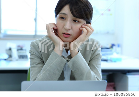 やる気が出ない女性会社員イメージ やる気が出ない女性会社員イメージ 106085956