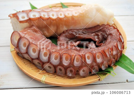 笊にのせた茹でタコ 106086713