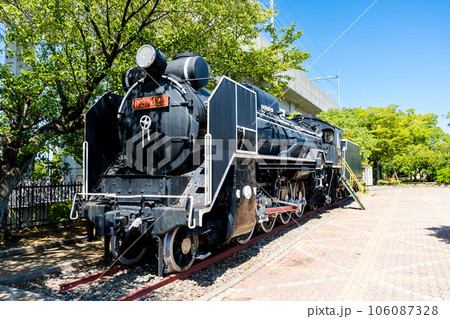 晴れの青空と北陸本線松任駅前に保存されたD51型蒸気機関車|石川県白山市 晴れの青空と北陸本線松任駅前に保存されたD51型蒸気機関車|石川県白山市 106087328