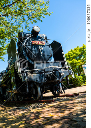 晴れの青空と北陸本線松任駅前に保存されたD51型蒸気機関車｜石川県白山市 106087336