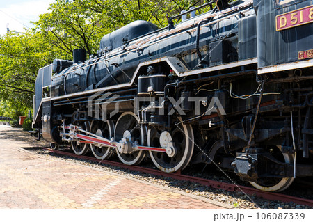 晴れの青空と北陸本線松任駅前に保存されたD51型蒸気機関車｜石川県白山市 106087339