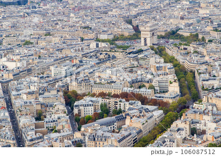 エッフェル塔最上展望台から望む凱旋門(フランス-パリ) 106087512