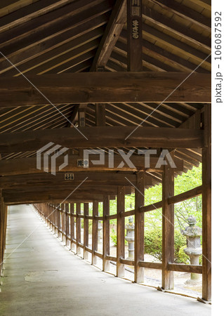 【岡山県】桃太郎伝説ゆかりの吉備津神社の廻廊 【岡山県】桃太郎伝説ゆかりの吉備津神社の廻廊 106087592