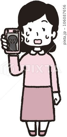 右手に怪しい人物が映ったスマホ画面を見せて汗を出して慌てている女性の全身イラスト 106087656