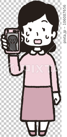 右手に怪しい人物が映ったスマホ画面を見せて汗を出して慌てている女性の全身イラスト 106087656