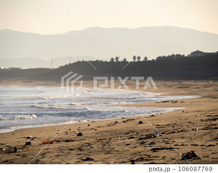 朝の玄界灘の砂浜海岸の波打ち際。福岡県福岡市東区内。 106087769
