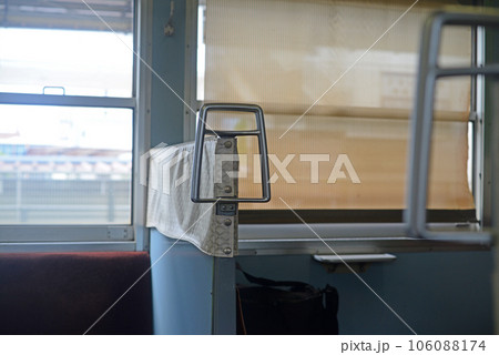 ローカル線のレトロな電車の車内-2 ローカル線のレトロな電車の車内-2 106088174