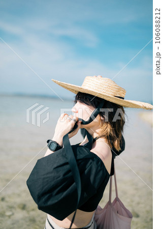 海辺を散歩する女性 海辺を散歩する女性 106088212