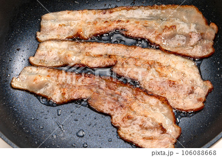 フライパンで焼いた薄切りベーコン 106088668