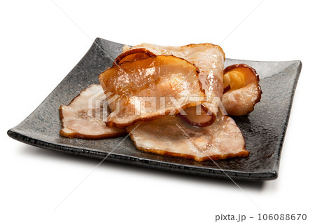 フライパンで焼いた薄切りベーコン フライパンで焼いた薄切りベーコン 106088670