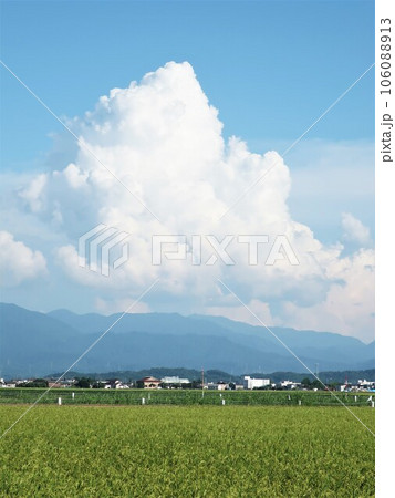 入道雲と田園風景 106088913