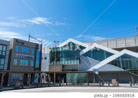 晴れの青空と地方都市の駅舎と駅前イメージ|石川県白山市 晴れの青空と地方都市の駅舎と駅前イメージ|石川県白山市 106088916
