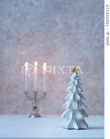 キャンドルと卓上クリスマスツリー キャンドルと卓上クリスマスツリー 106089124