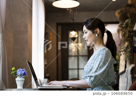 若い女性 テレワーク リモートワーク 横顔 若い女性 テレワーク リモートワーク 横顔 106089650