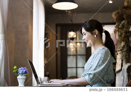 若い女性 テレワーク リモートワーク 横顔 若い女性 テレワーク リモートワーク 横顔 106089651