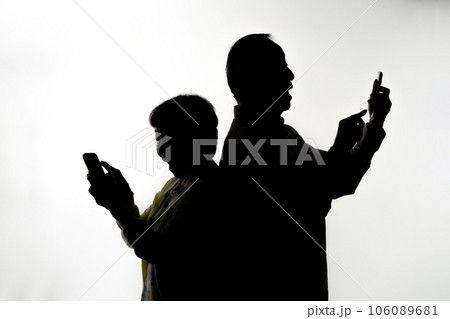 シニア　カップル　シルエット   スマホ 106089681
