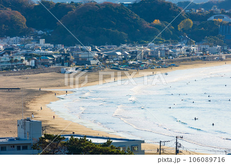 晩秋の古都鎌倉 紅葉の長谷寺 眺望散策路から由比ヶ浜を望む 晩秋の古都鎌倉 紅葉の長谷寺 眺望散策路から由比ヶ浜を望む 106089716