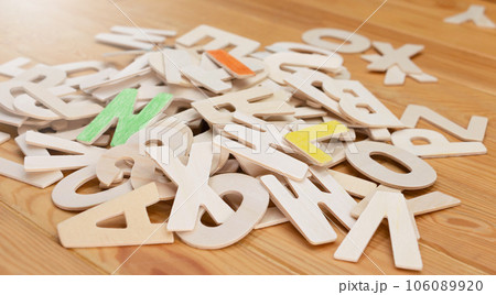English wood alphabets on wooden table 106089920
