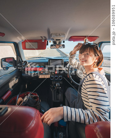 運転席の女性が笑顔で振り返ってる 106089951