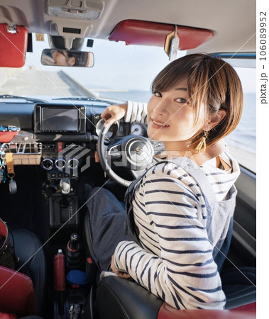 運転席の女性が笑顔で振り返ってる 106089952
