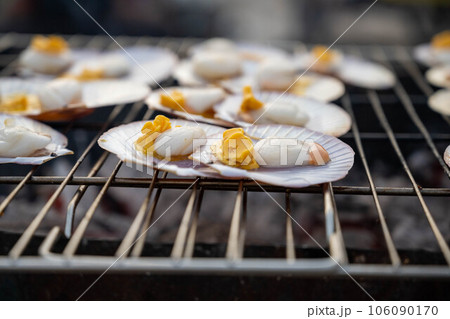 バーベキューでホタテのバター焼き 106090170