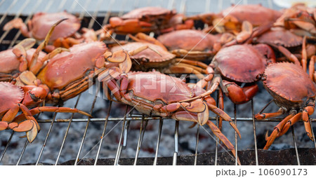 炭火で焼くカニ（BBQ) 106090173