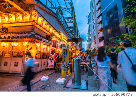 日本の東京都市景観 連続減↓全国・35都府県減↓。換気対策万全、賑わう渋谷駅前の渋谷横丁=8月19日 日本の東京都市景観 連続減↓全国・35都府県減↓。換気対策万全、賑わう渋谷駅前の渋谷横丁=8月19日 106090778